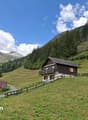 Zauberhaftes Ferien-Chalet mit edlem Holzwerk und Einliegerwohnung an gut besonnter Alleinlage 1