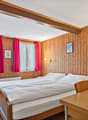 Zimmer mit Bettwäsche