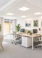Lichtdurchflutetes Büro
