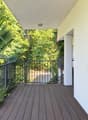 Balcone moderno immerso nel verde