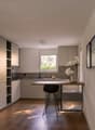 Moderne Küche mit Frühstücksbereich / Cucina moderna con zona colazione