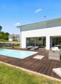 Aussenansicht mit Pool und Gartenanlage