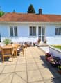 Freistehendes Haus mit sonniger Terrasse