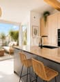 Superbe cuisine lumineuse donnant sur le balcon homestaging