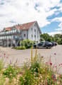 Viele Parkplätze vor der Liegenschaft
