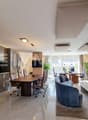 Open-space avec cuisine et accès terrasse