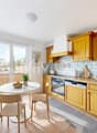 Cuisine chaleureuse avec balcon - Home Staging