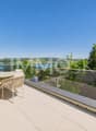 Sonnige Terrasse mit See- und Bergsicht