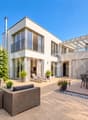 Modernes Haus mit sonniger Gartenterrasse