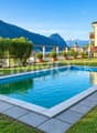 Piscina panoramica tra lago e montagne