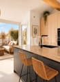 Superbe cuisine lumineuse donnant sur le balcon homestaging