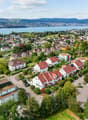 Vogelperspektive mit Blick auf den Zürichsee und Uetikon am See