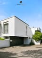 Stilvoll und repräsentativ präsentiert sich dieser gepflegte Bungalow, umgeben von einem parkähnlichen Grundstück.