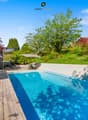 Ein Ort zum Eintauchen. Der Pool liegt ruhig eingebettet in die Natur, klar gefasst und offen zur Sonne.