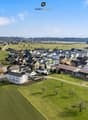 Mehrfamilienhaus eingebettet in die weite, grüne Landschaft am Bodensee.