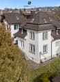 Die charmante, charaktervolle Architektur prägt das Erscheinungsbild dieser Liegenschaft und spiegelt den Glanz vergangener Epochen wider.