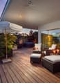 Ob Whirlpool, geschützter Sitzplatz oder offene Lounge - diese Terrasse begeistert mit aussergewöhnlicher Vielfalt.