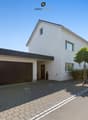 Modernes Einfamilienhaus mit stilvoller Architektur und grosszügiger Doppelgarage.