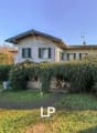 Detached house, large garden, large windows, covered patio, satellite antenna, bushes