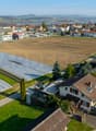 Liegenschaft (Vorderseite) mit Parkplatz auf der oberen Grundstücksseite