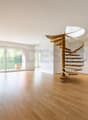 Wohnzimmer mit Aufgang der Wendeltreppe