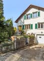 Aussenansicht mit Zugang zum Eingangsbereich und zur Garage