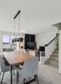 Wohnzimmer mit Kamin und grossen Fensterfronten für ein helles Ambiente