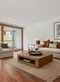 Modern living, Wohnzimmer mit direktem Ausgang zum Balkon mit begrünten Innenhof