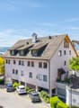 Aussenansicht auf das gesamte Haus, in welcher sich im Erdgeschoss die Ladenfläche befindet