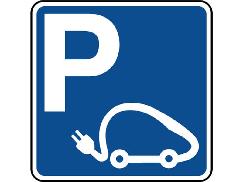Place de parc avec borne de recharge pour véhicules électriques (1)