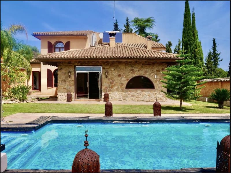 Villa à vendre dans le quartier résidentiel de Tomares, à Seville (1)