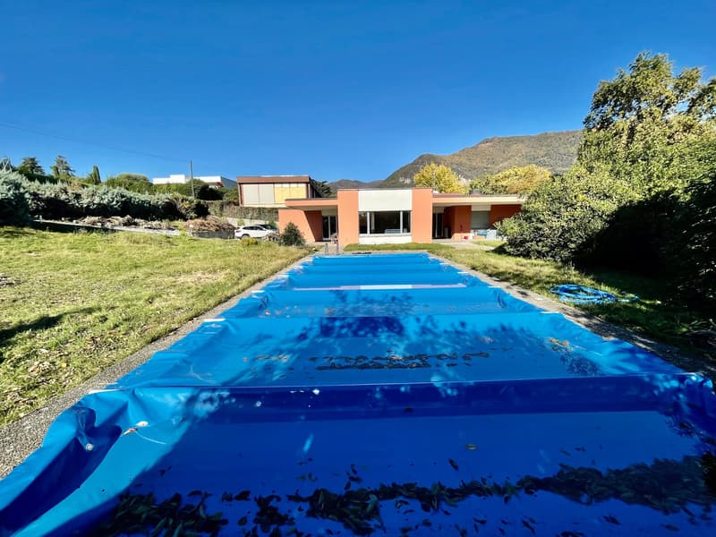 Villa con giardino e piscina (1)