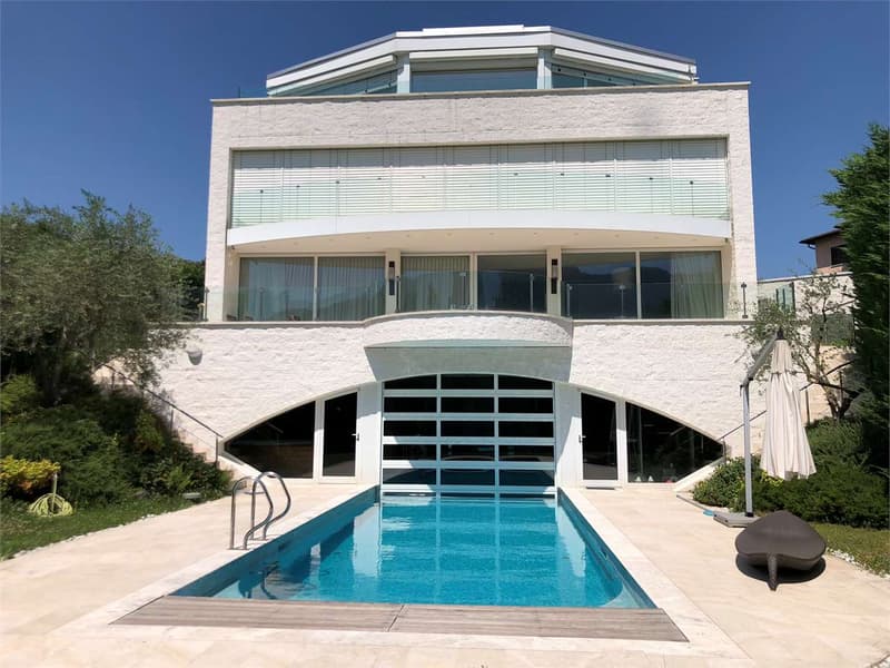 Moderna villa con vista lago e grande piscina (1)