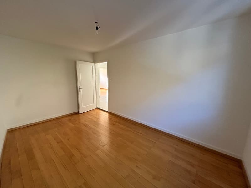 empty room, white walls, wooden floor, open door