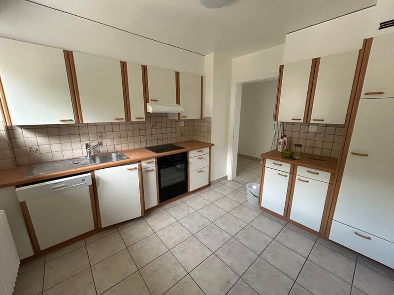 For rent: renovated 3-room apartment with balcony - Paul-Charmillot 82, St-Imier (2)