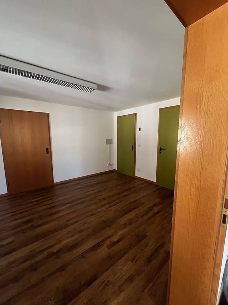 Location de bureau - 2 pièces avec parking inclus - Roveredo (4)