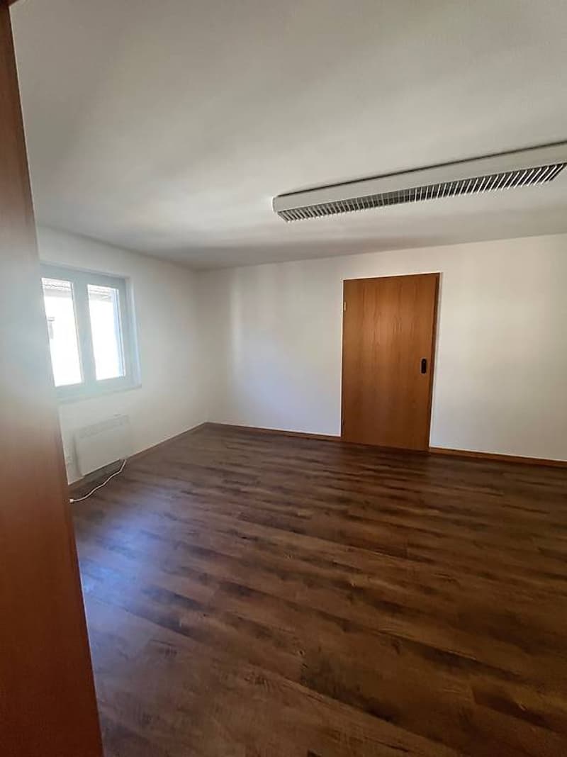 Location de bureau - 2 pièces avec parking inclus - Roveredo (3)