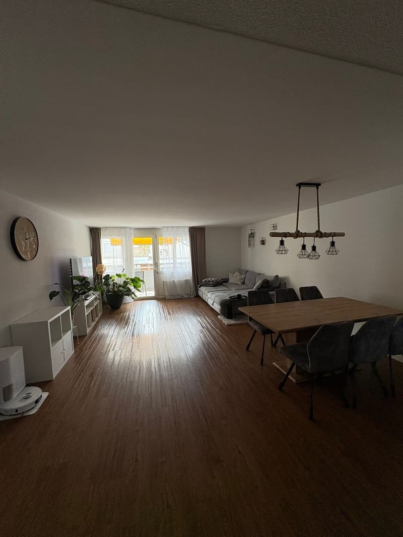 Helle 4.5-Zimmer-Wohnung mit Balkon an zentraler Lage (3)