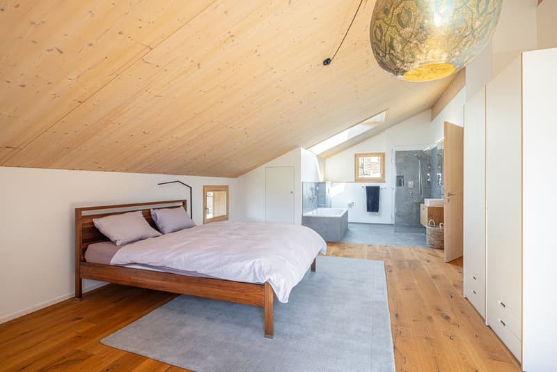 Schlafzimmer mit offenem Badezimmerbereich