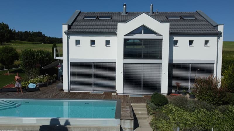 Maison unifamiliale moderne dans un emplacement de rêve avec piscine (2)