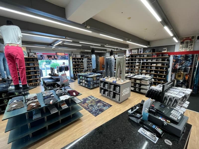 Commercial building with development potential in a high-frequency location and secured parking in Buchs SG (5)