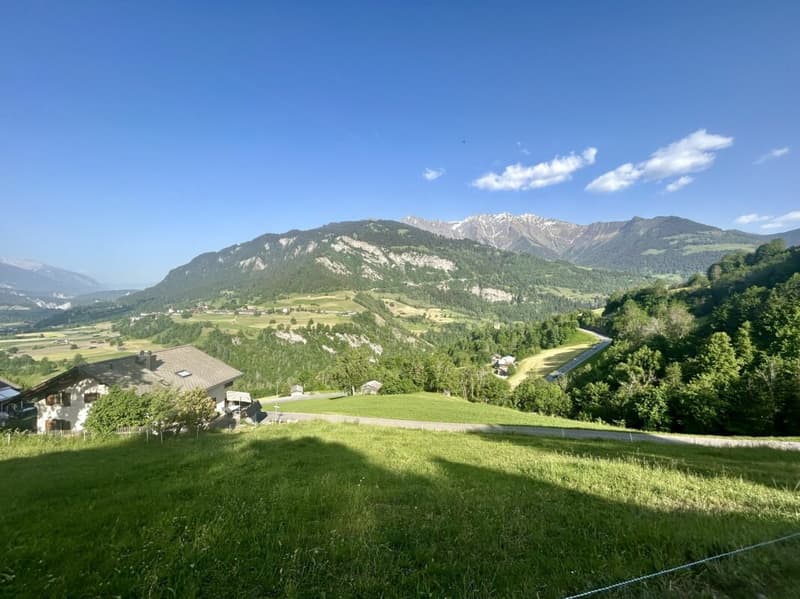 Terrain de construction ensoleillé avec vue, espace pour 2 bâtiments : Deux maisons unifamiliales ou un vaste projet résidentiel (1)