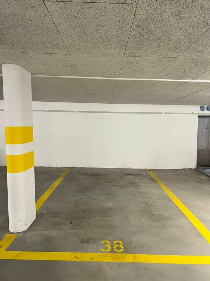 Einstellhallenplatz zentral im Dorfkern von Hohenrain, mit Lademöglichkeit für E-Fahrzeuge¨ (1)