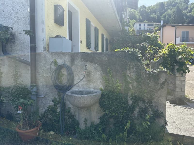 Tessiner Haus auf dem Hügel Artore in Bellinzona renoviert, mit Atelier und Garten (2)