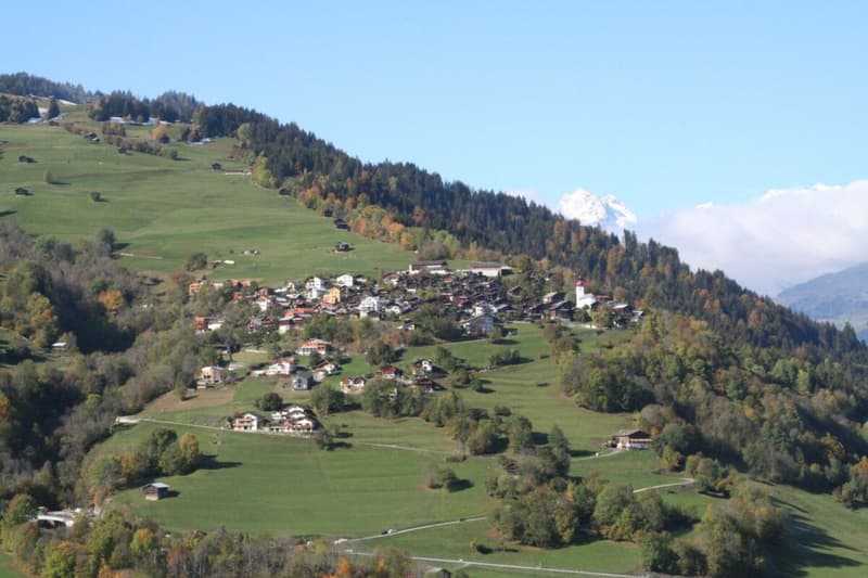 Sonniges Bauland mit Aussicht Platz für 2 Gebäude: Zwei Einfamilienhäuser oder ein grosszügiges Wohnbauprojekt (2)