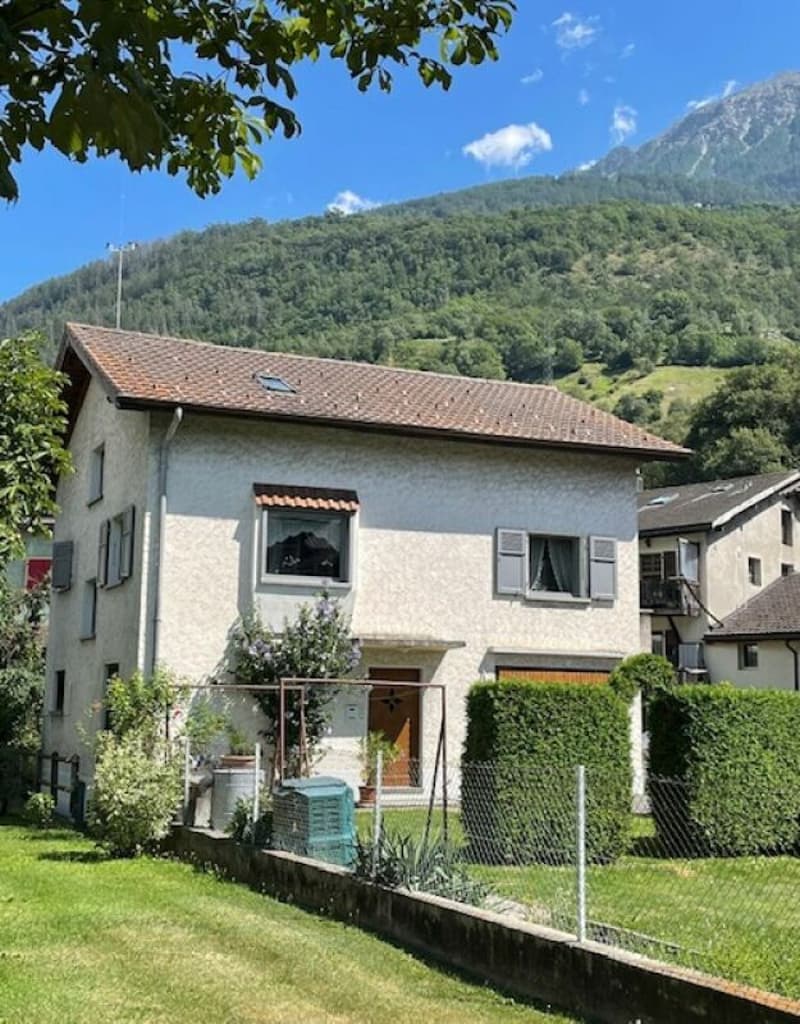 Freistehendes Einfamilienhaus im Zentrum mit Garten und Waldstück (1)