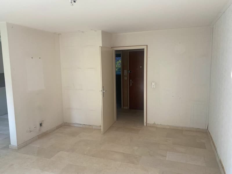 Barrierefreies Wohnen mit Potenzial: 2-Zimmer-Wohnung mit Terrasse & Tiefgarage in Top-Lage von Allschwil (4)