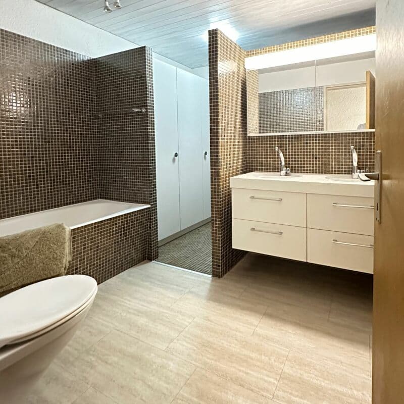 Freistehendes 7-Zimmer-Einfamilienhaus mit Pool und Weitsicht (10)