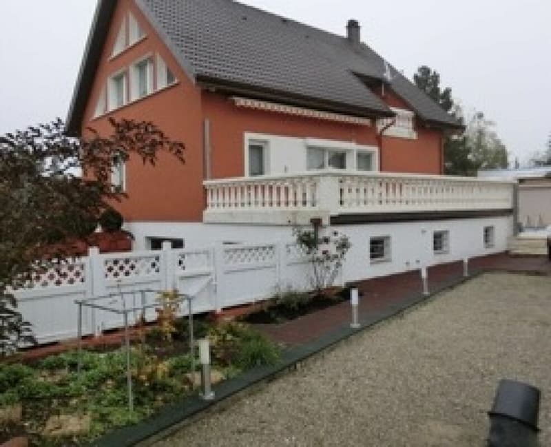 Attraktives freistehendes Einfamilienhaus mit Swimmingpool und gepflegtem Garten in angenehmer Wohnlage (2)