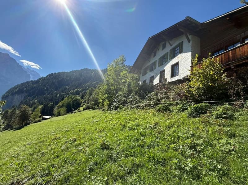 Einmalige Gelegenheit in Lauterbrunnen - Landwirtschaftliche Liegenschaft mit Wohnhaus, Scheune und drei weiteren Grundstücken (1)